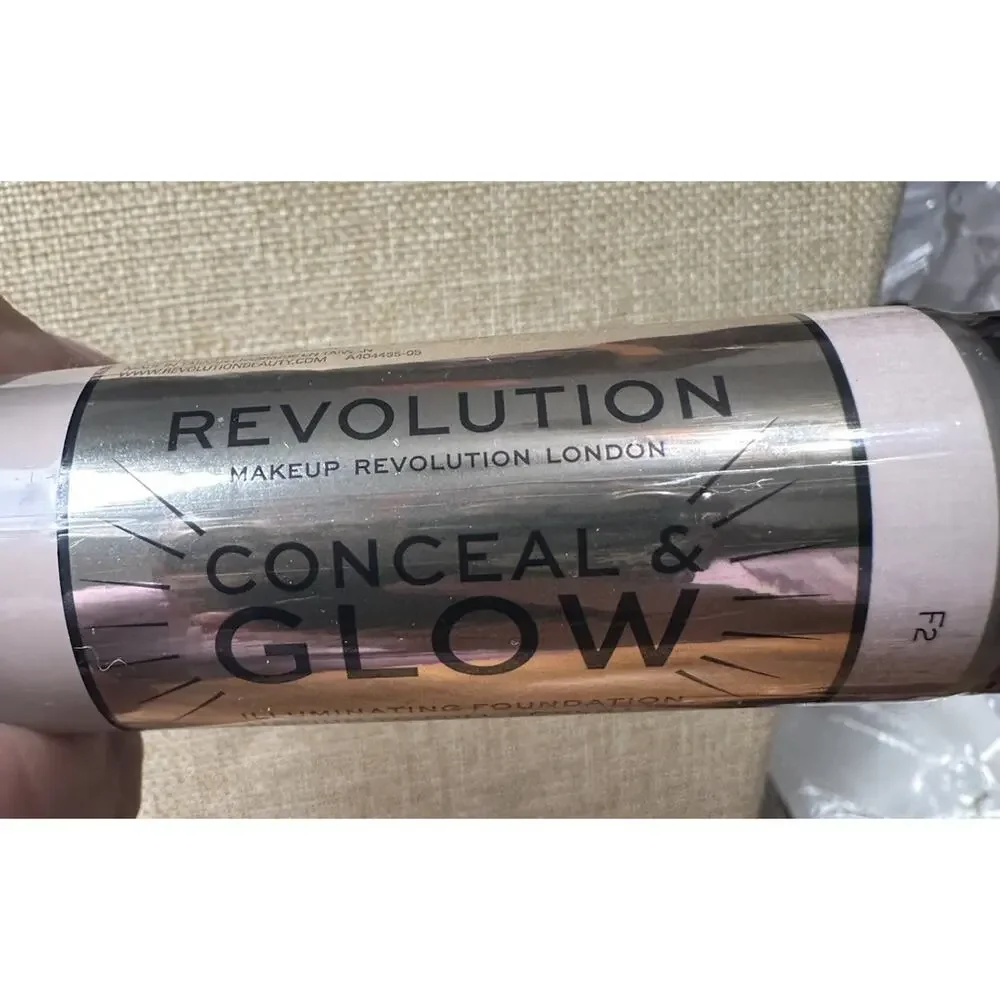 Makeup Revolution - Conceal & Glow Full Coverage Foundation - F2 Nude Vitamin C